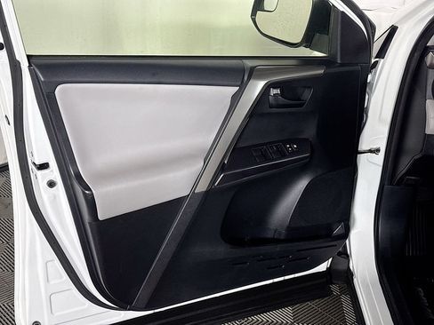 Used 2018 Toyota RAV4 LE AWD/4WD image 10