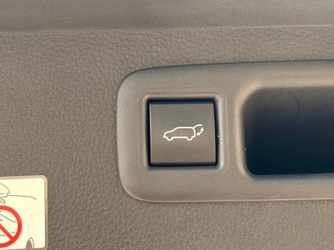 Used 2025 Toyota Highlander LE FWD image 14