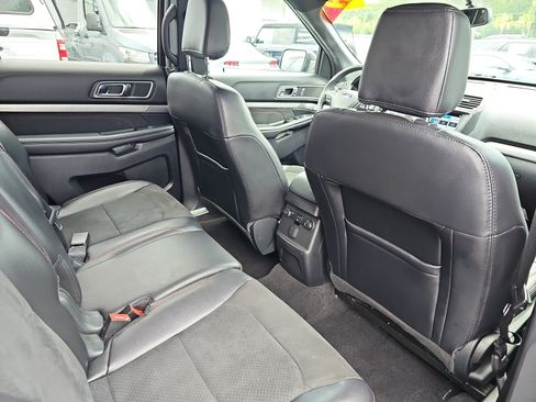 Used 2019 Ford Explorer XLT w/ Equipment Group 202A FWD image 11