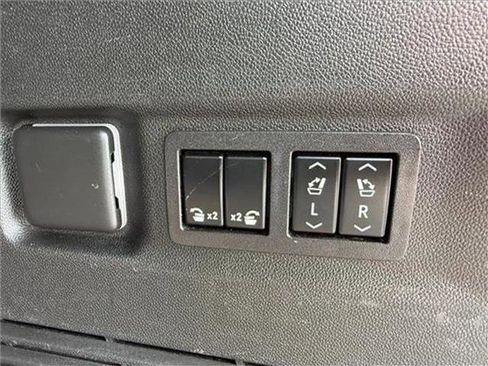 Used 2023 Chevrolet Suburban Premier AWD/4WD image 43