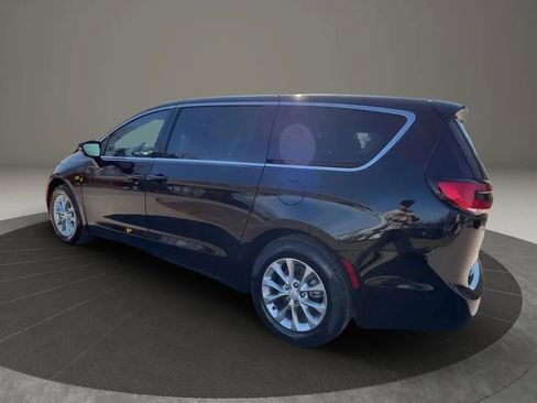 Used 2026 Chrysler Pacifica Limited FWD image 3