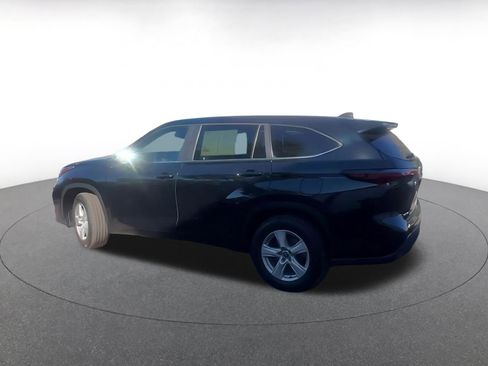 Used 2025 Toyota Highlander LE FWD image 4