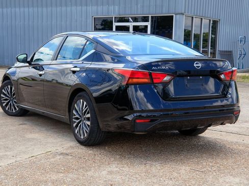 Used 2025 Nissan Altima 2.5 SV FWD image 2