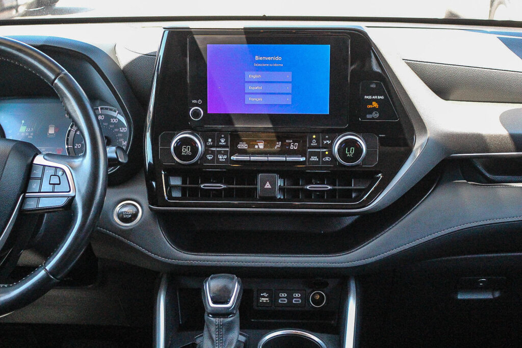 Used 2025 Toyota Highlander LE FWD image 3