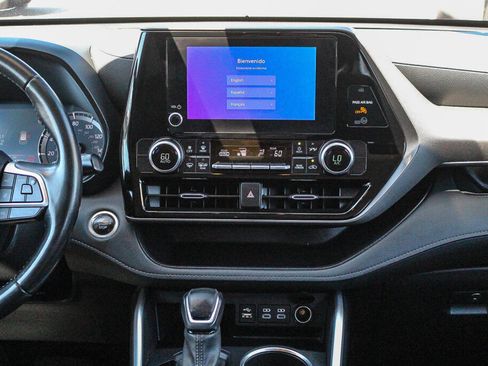 Certified 2025 Toyota Highlander LE FWD image 3