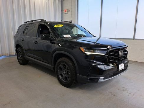 Used 2025 Honda Pilot TrailSport image 4
