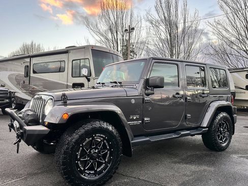 Used 2016 Jeep Wrangler Unlimited Sahara w/ Connectivity Group image 13