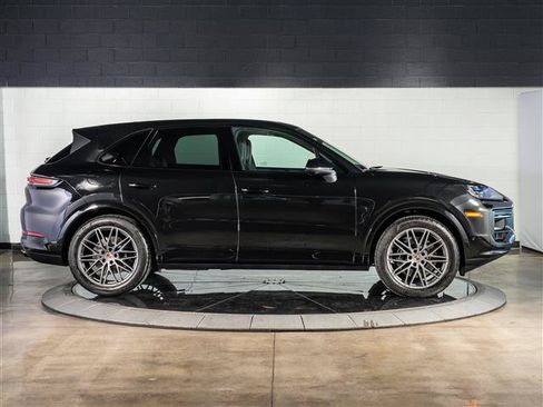 Used 2025 Porsche Cayenne AWD/4WD image 8