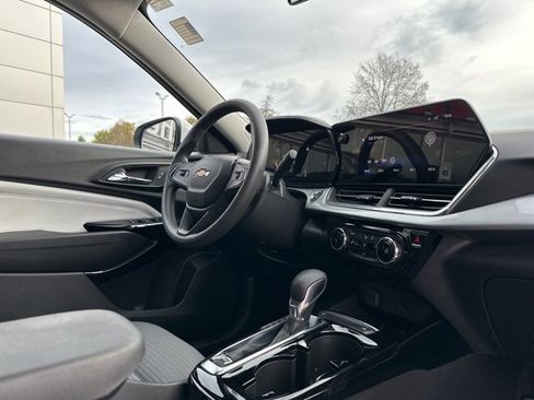 Used 2024 Chevrolet Trax LT image 16