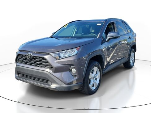 Used 2021 Toyota RAV4 XLE w/ Convenience Package FWD image 3