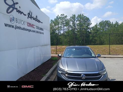 Used 2024 Volkswagen Jetta SE FWD image 3