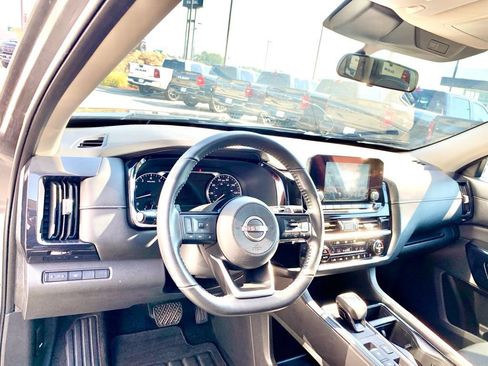Used 2022 Nissan Pathfinder SV FWD image 14