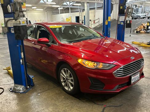 Used 2020 Ford Fusion SE image 2