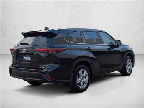 Used 2024 Toyota Highlander LE image 5