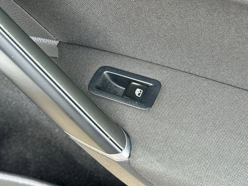 Used 2016 Volkswagen e-Golf SE w/ DC Fast Charging Package image 21