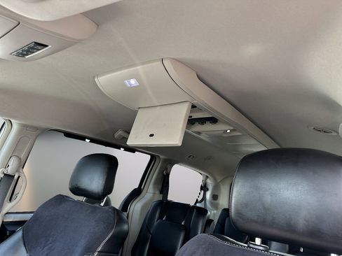 Used 2011 Chrysler Town & Country Limited w/ Trailer Tow Group image 8