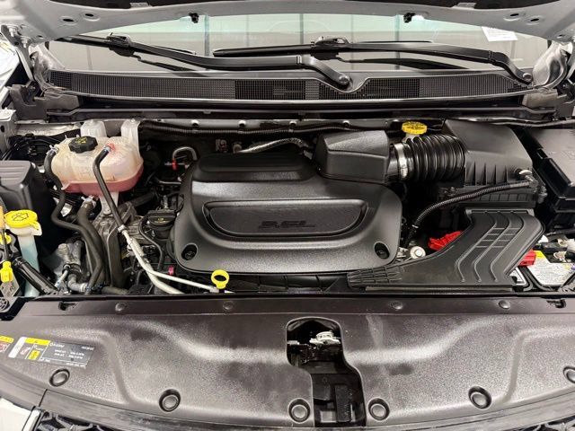 Used 2024 Chrysler Pacifica Touring-L AWD/4WD image 10
