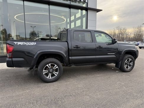 Used 2018 Toyota Tacoma TRD Sport image 2