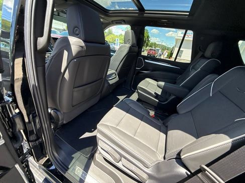Used 2026 Cadillac Escalade Luxury AWD/4WD image 38