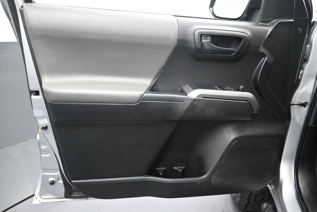 Used 2022 Toyota Tacoma SR5 AWD/4WD image 12