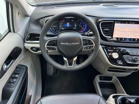 Used 2024 Chrysler Pacifica Select image 14