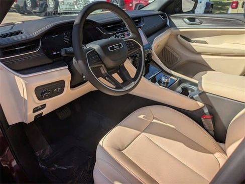 New 2025 Jeep Grand Cherokee Limited w/ Luxury Tech Group II RWD image 9