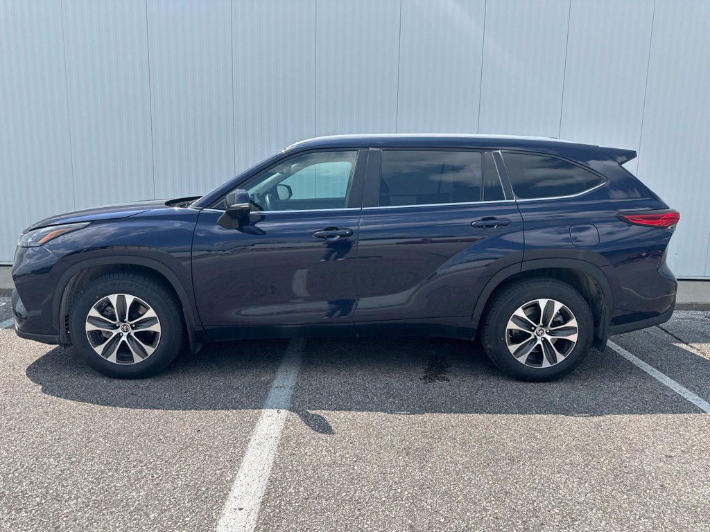 Used 2023 Toyota Highlander XLE AWD/4WD image 3