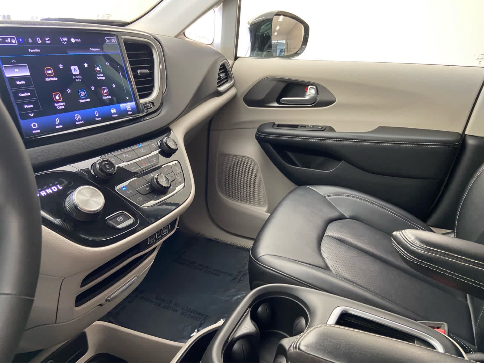 Used 2024 Chrysler Pacifica Touring-L FWD image 36