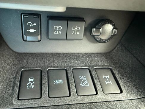 Used 2019 Toyota Highlander AWD V6 image 15