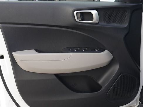 Used 2025 Hyundai Venue SEL FWD image 30