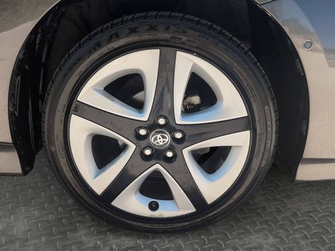 Used 2017 Toyota Prius Three Touring FWD image 28