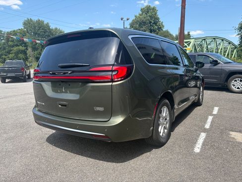 New 2027 Chrysler Pacifica Select FWD image 7