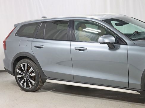 Used 2020 Volvo V60 T5 Cross Country image 3