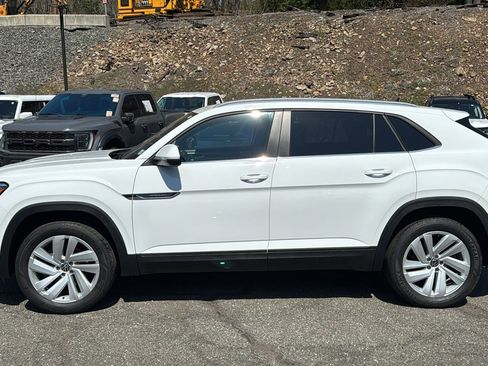 Used 2022 Volkswagen Atlas Cross Sport SE w/ Panoramic Sunroof Package image 2