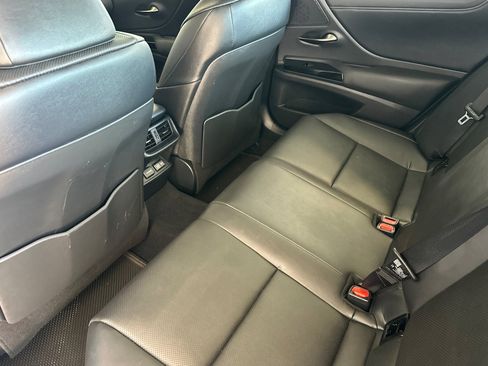 Used 2025 Lexus ES 300h w/ Premium Package image 9