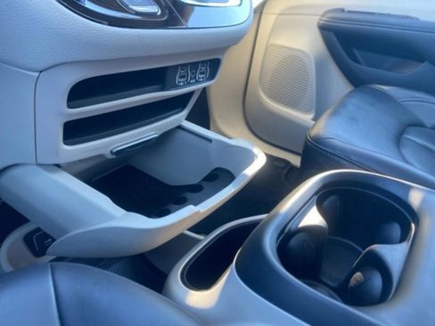 Used 2023 Chrysler Pacifica Touring-L image 27