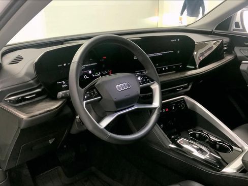 Used 2025 Audi Q5 Premium Plus w/ Premium Plus AWD/4WD image 2