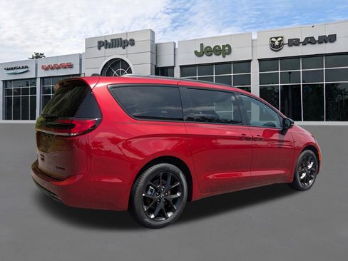 New 2026 Chrysler Pacifica Limited w/ S Appearance Package FWD image 3