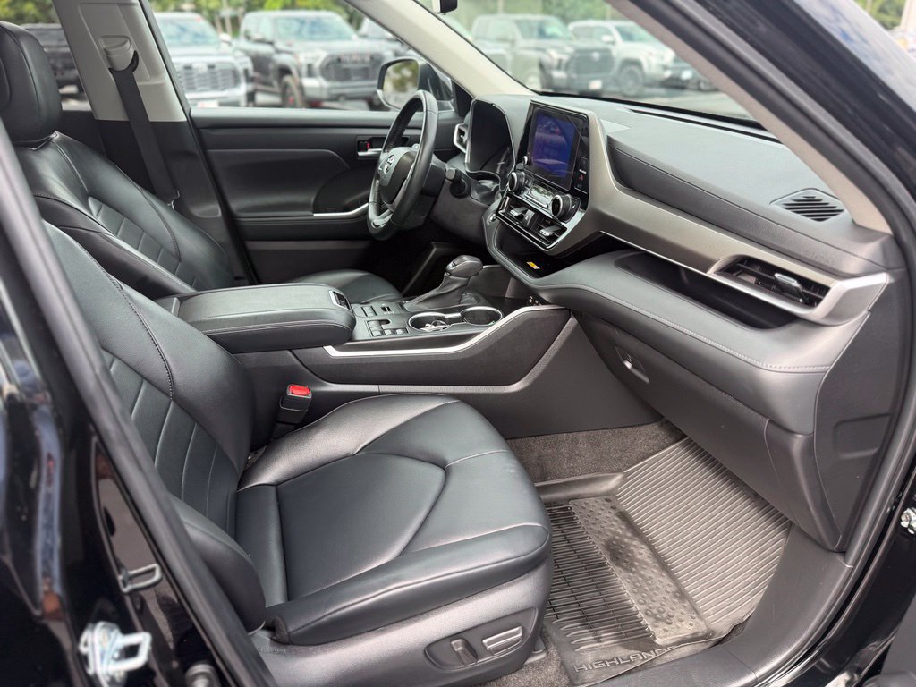 Used 2023 Toyota Highlander XLE AWD/4WD image 23