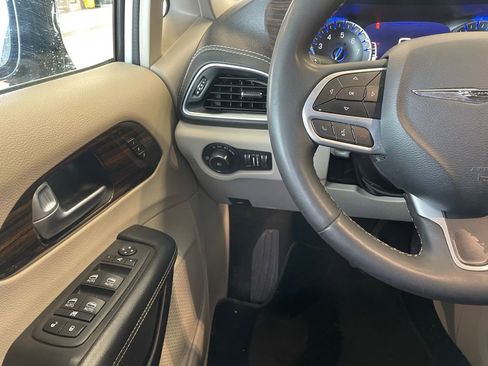 Used 2023 Chrysler Pacifica Limited image 13