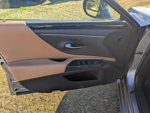 Used 2020 Lexus ES 350 w/ Premium Package image 12