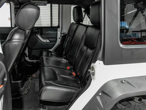 Used 2015 Jeep Wrangler Unlimited Rubicon w/ Connectivity Group AWD/4WD image 20