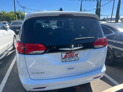 Used 2024 Chrysler Voyager LX FWD image 8