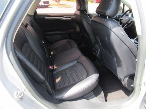 Used 2017 Ford Fusion SE w/ Equipment Group 601A FWD image 27