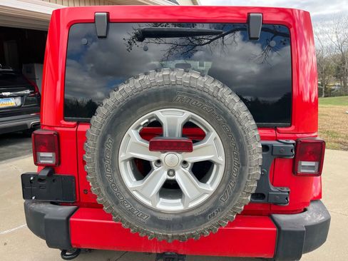 Used 2017 Jeep Wrangler Unlimited Sahara w/ Max Tow Package image 9