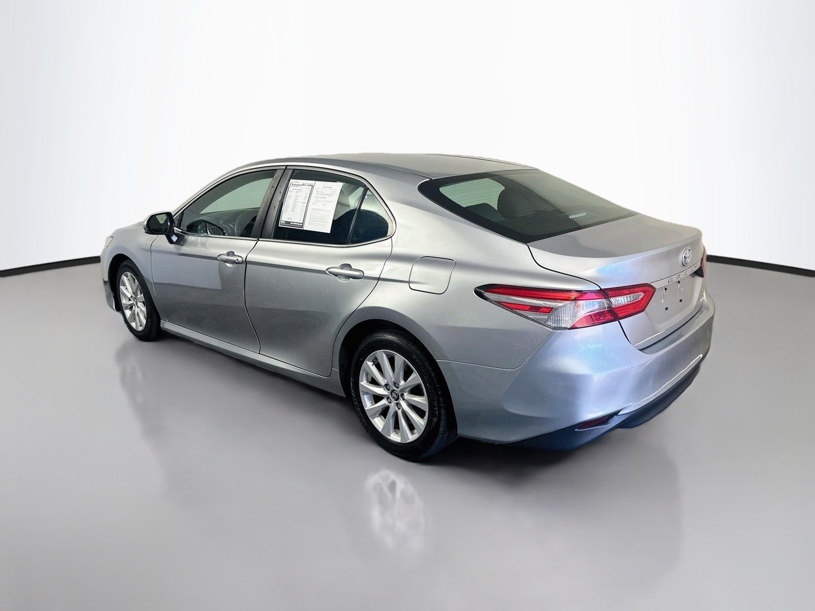 Used 2018 Toyota Camry LE FWD image 5