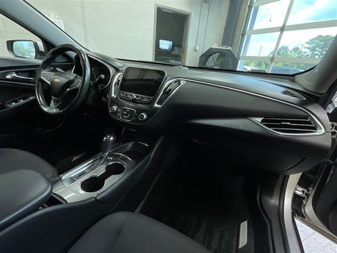 Used 2017 Chevrolet Malibu LT FWD image 31