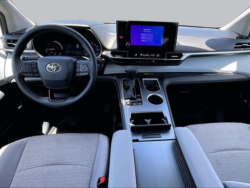 Used 2025 Toyota Sienna LE FWD image 15
