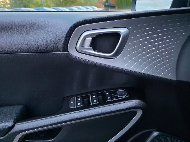 Certified 2025 Kia Soul LX w/ LX Technology Package FWD image 24