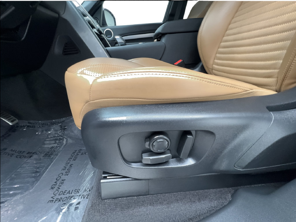 Used 2024 Land Rover Discovery Dynamic SE AWD/4WD image 23